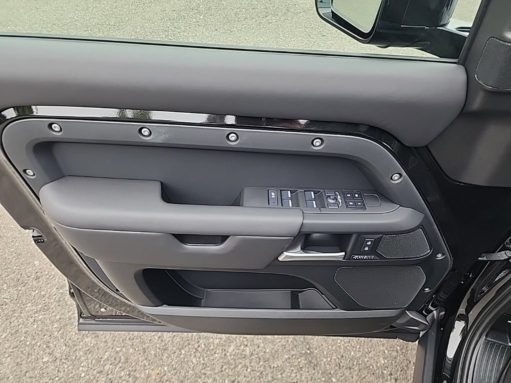 New 2026 Land Rover Defender 110 X-Dynamic SE AWD/4WD image 9