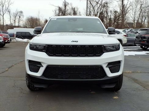 New 2025 Jeep Grand Cherokee Altitude image 8