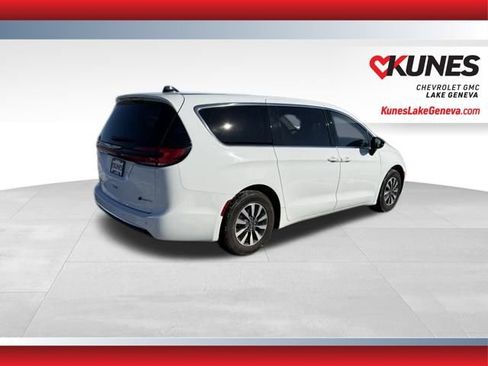 Used 2024 Chrysler Pacifica Select image 4