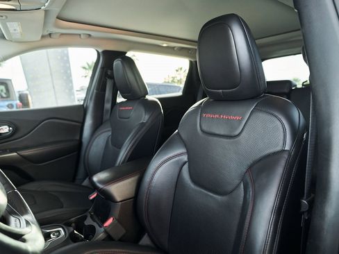 Used 2019 Jeep Cherokee Trailhawk image 28