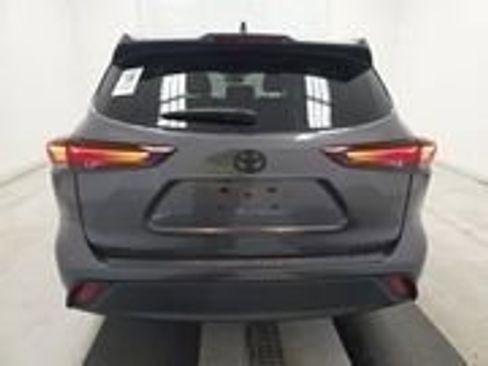 Used 2024 Toyota Highlander LE image 5