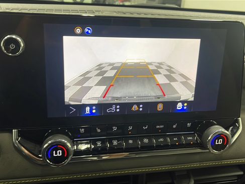 Used 2025 Chevrolet Colorado ZR2 w/ Technology Package AWD/4WD image 10