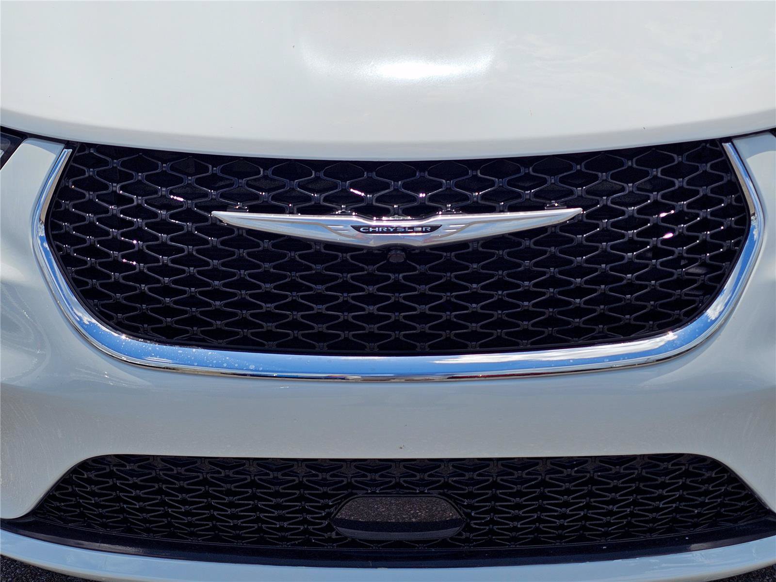 Used 2022 Chrysler Pacifica Touring-L FWD image 3