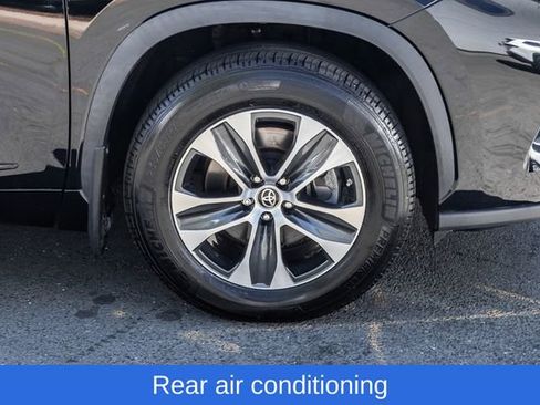 Used 2023 Toyota Highlander XLE AWD/4WD image 8