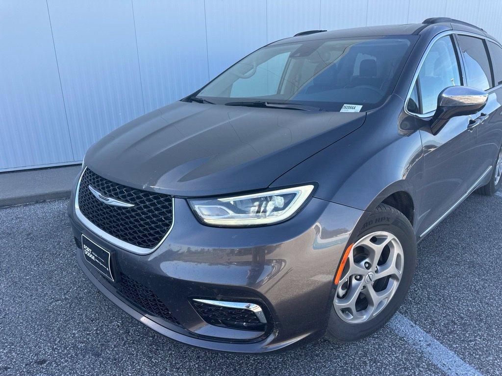 Used 2023 Chrysler Pacifica Limited w/ Uconnect Theater Family Group FWD image 2