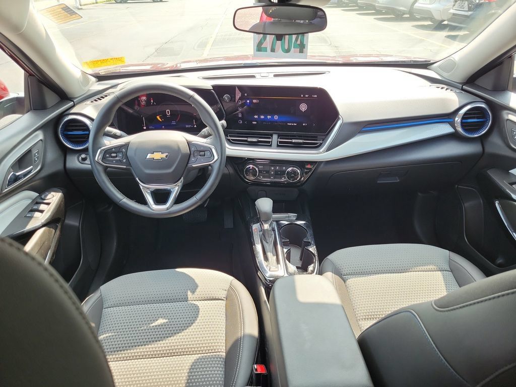 Used 2025 Chevrolet Trax LT w/ Driver Confidence Package FWD image 14
