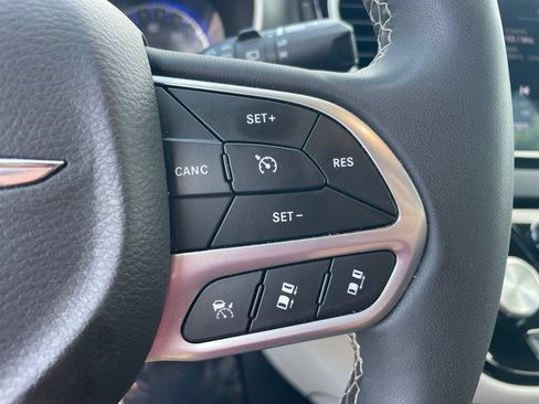 Used 2024 Chrysler Pacifica Touring-L FWD image 32