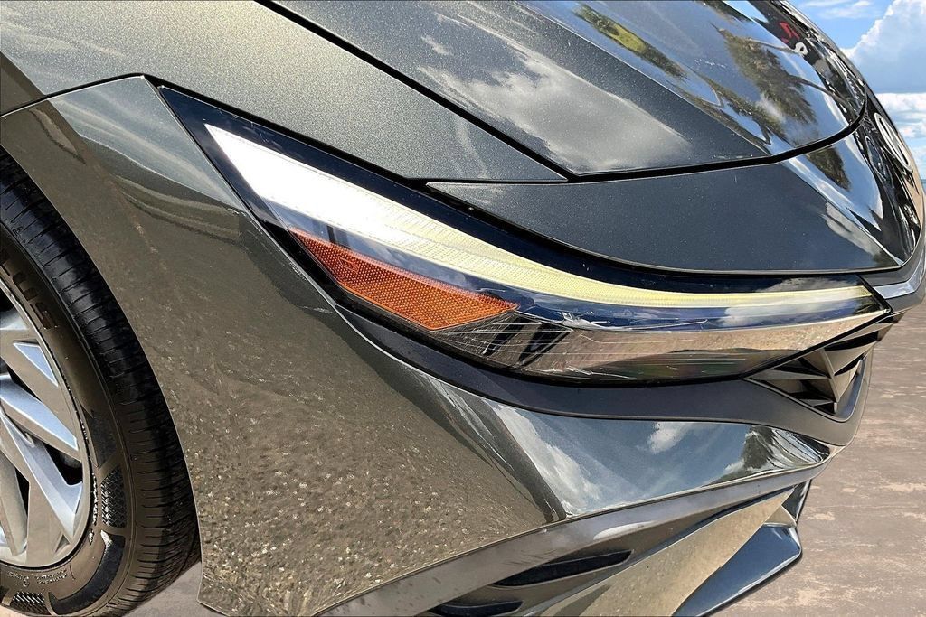 Used 2024 Hyundai Elantra Blue FWD image 31
