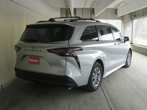 Used 2023 Toyota Sienna XLE image 7