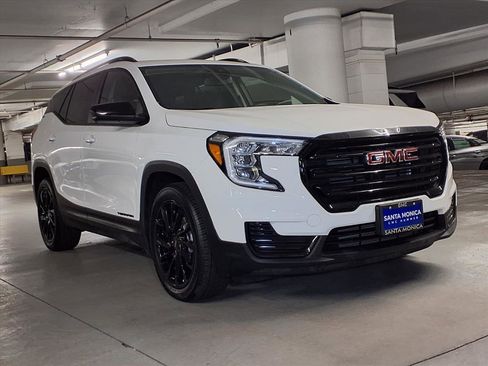 Used 2023 GMC Terrain SLE w/ Elevation Edition image 3
