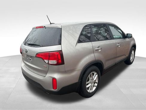 Used 2015 Kia Sorento LX image 4