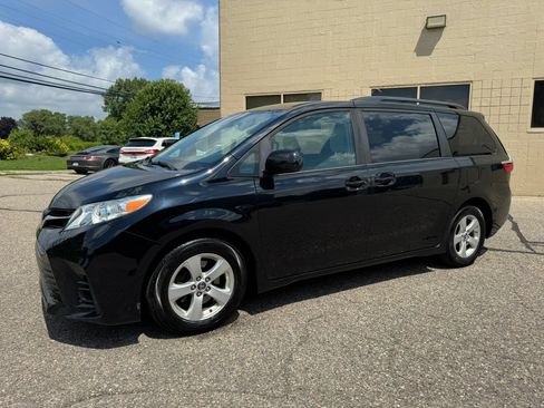 Used 2019 Toyota Sienna LE FWD image 4
