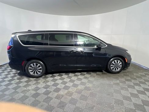 Certified 2023 Chrysler Pacifica Touring-L FWD image 9