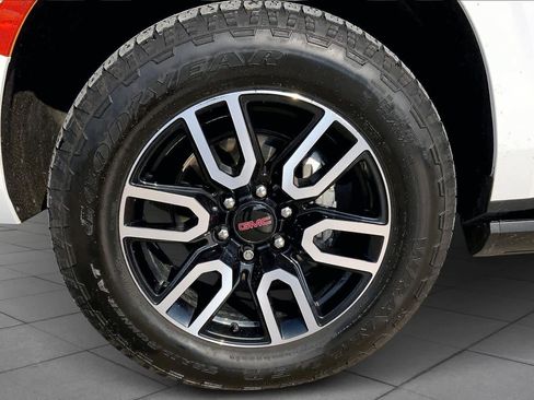 Used 2022 GMC Yukon XL AT4 image 11