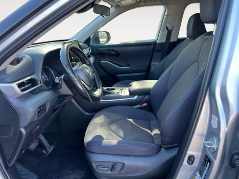 Used 2023 Toyota Highlander LE image 9