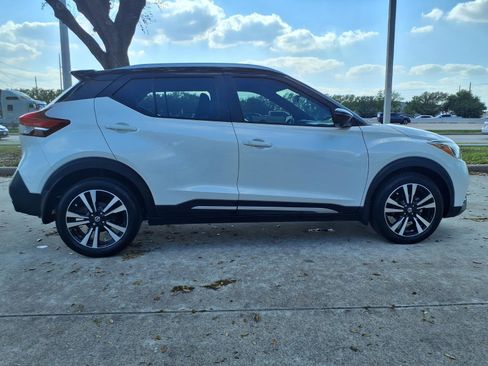 Used 2018 Nissan Kicks SR image 25