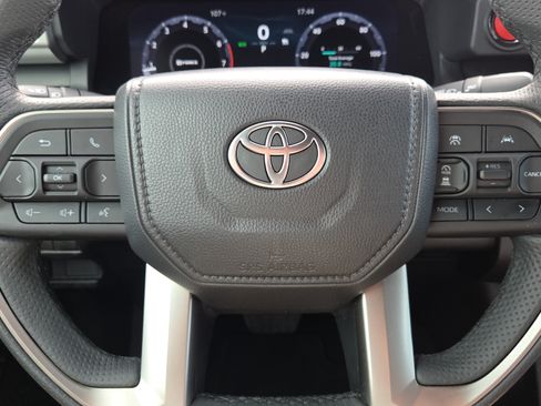 Certified 2025 Toyota Tacoma TRD Off-Road AWD/4WD image 33