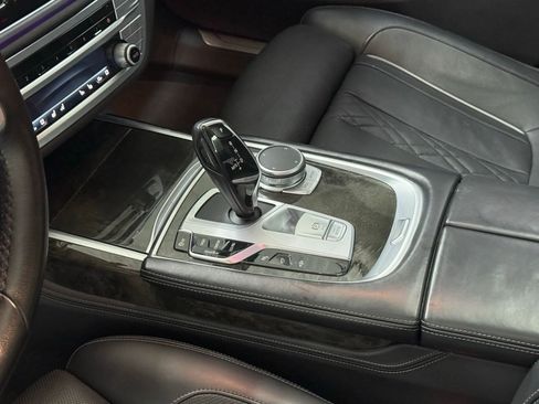 Used 2022 BMW 740i w/ Premium Package RWD image 23