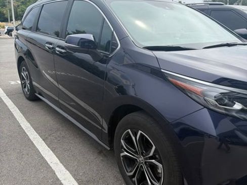 Used 2025 Toyota Sienna Platinum AWD/4WD image 3