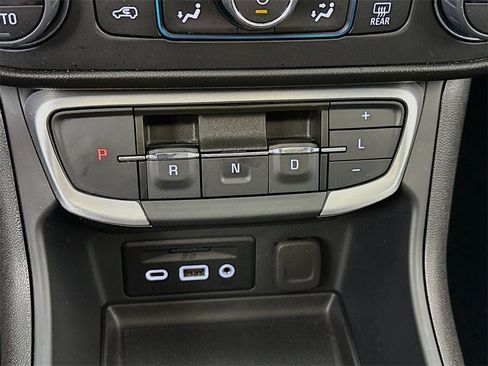 Used 2024 GMC Terrain SLT w/ Infotainment Package II image 11