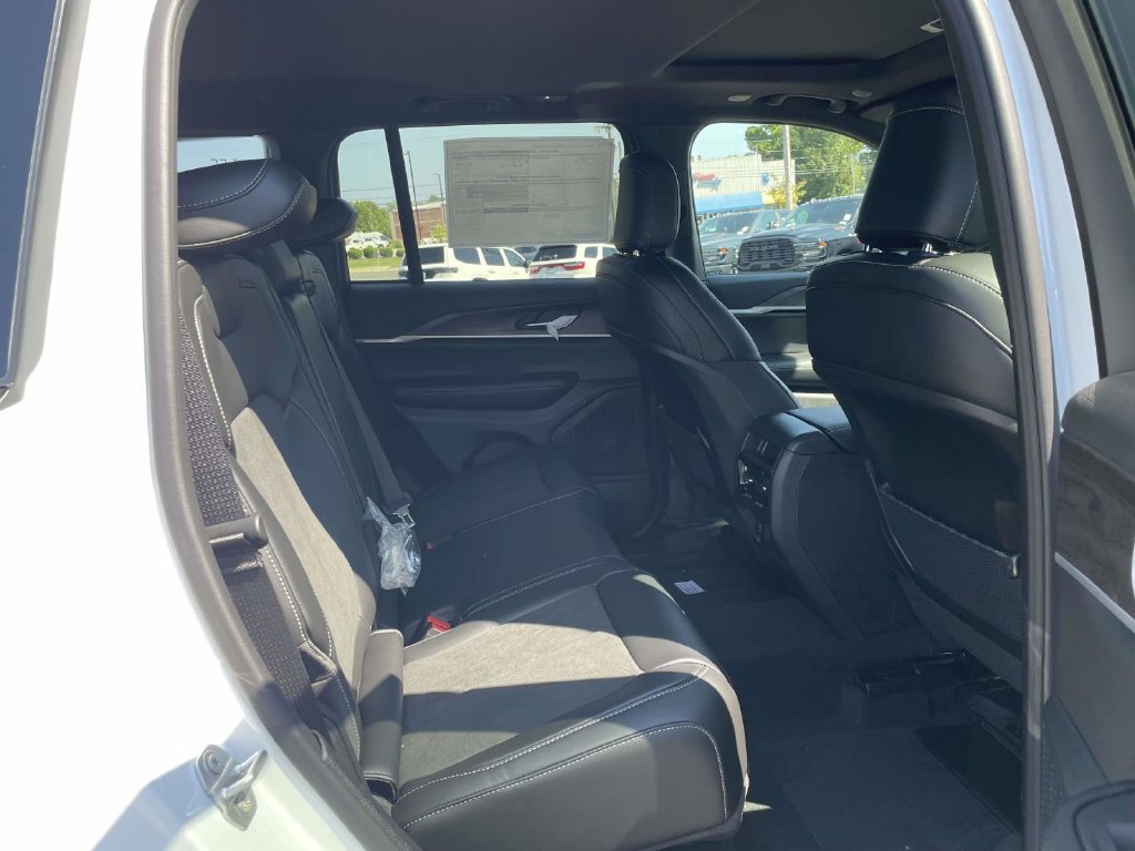 New 2027 Jeep Grand Cherokee Altitude RWD image 17
