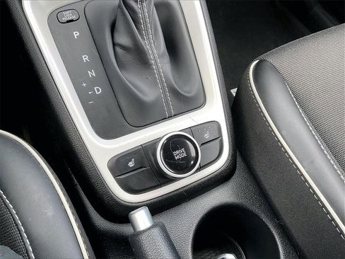 Used 2024 Hyundai Venue Limited image 31