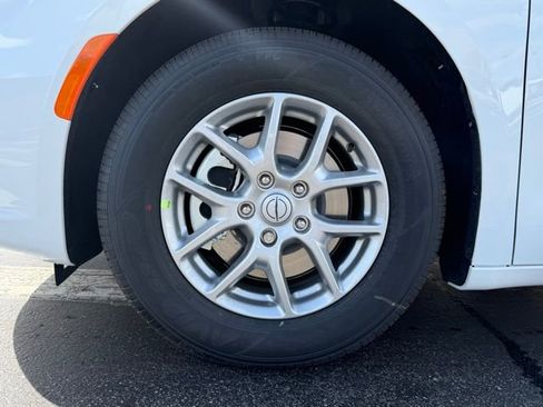 New 2026 Chrysler Pacifica Select image 7
