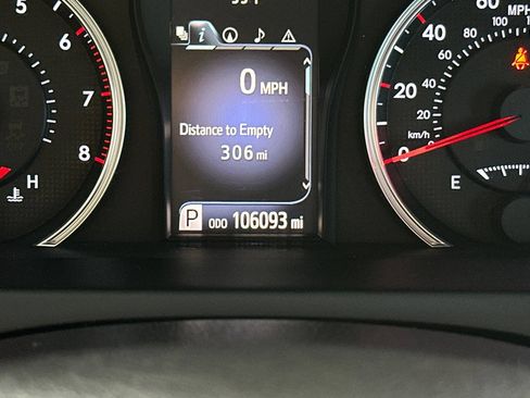 Used 2015 Toyota Camry SE w/ Moonroof Package FWD image 23