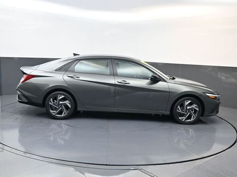 Certified 2025 Hyundai Elantra SEL image 3