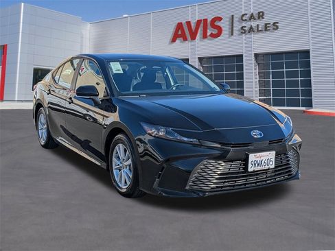 Used 2025 Toyota Camry LE image 3