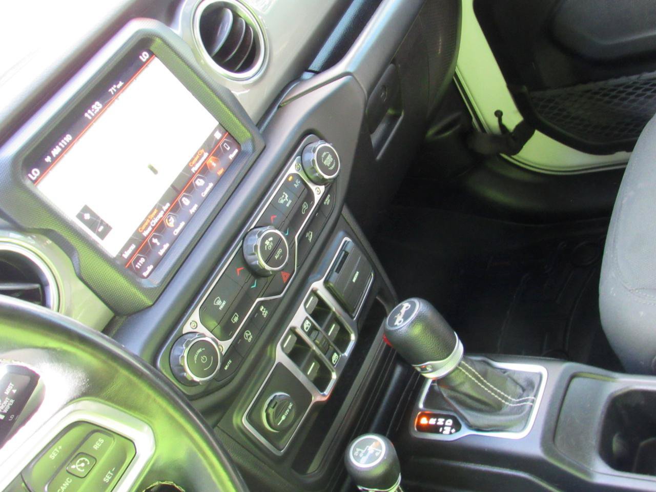 Used 2019 Jeep Wrangler Unlimited Sahara w/ Uconnect 4C Nav & Sound Group AWD/4WD image 29