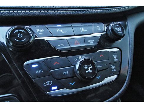 Used 2024 Chrysler Pacifica Premium image 28