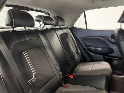 Used 2022 Hyundai Venue Limited FWD image 13