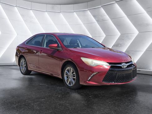 Used 2016 Toyota Camry SE image 1