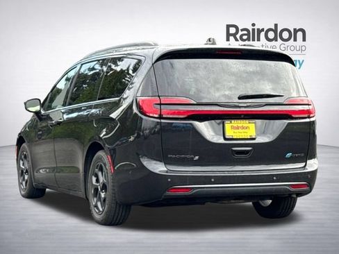 Used 2024 Chrysler Pacifica Premium FWD image 5