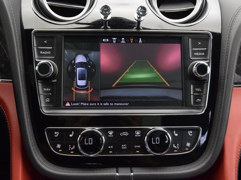 Used 2020 Bentley Bentayga Design Series AWD/4WD image 34
