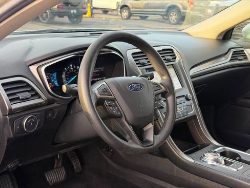 Used 2017 Ford Fusion SE FWD image 18
