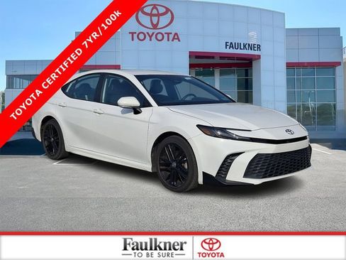 Certified 2025 Toyota Camry SE image 1