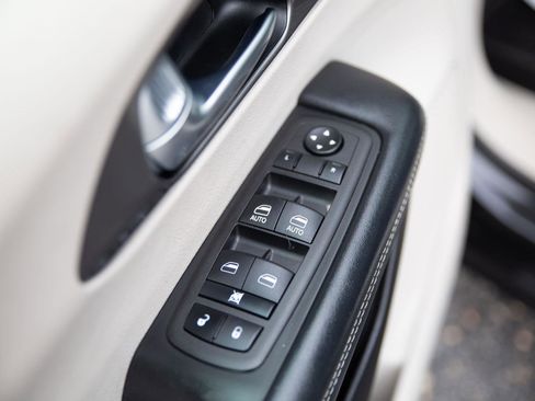 Used 2023 Chrysler Pacifica Touring-L image 19