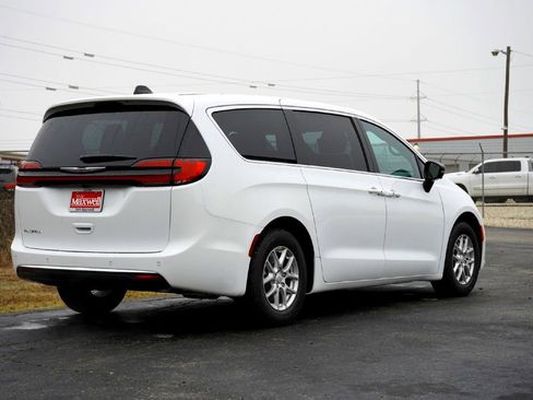 New 2026 Chrysler Pacifica Select image 6