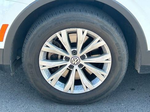 Used 2018 Volkswagen Tiguan SE w/ Panoramic Sunroof Package AWD/4WD image 13