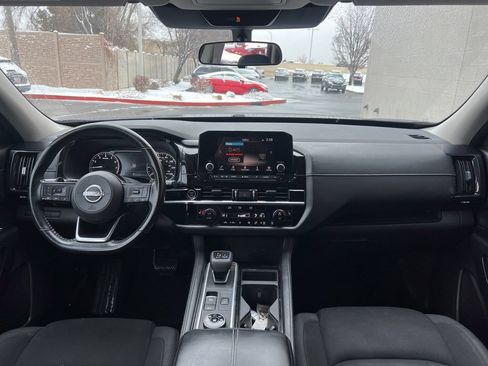 Used 2022 Nissan Pathfinder SV AWD/4WD image 19