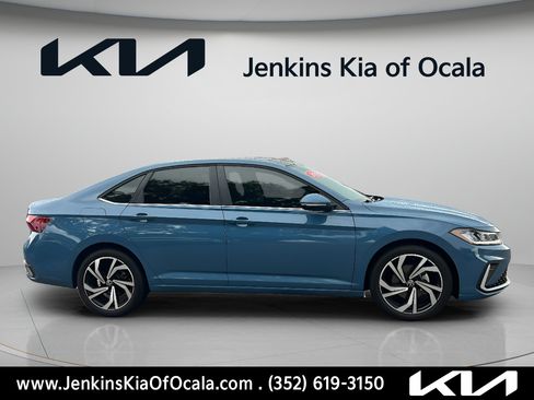 Used 2025 Volkswagen Jetta SEL FWD image 2