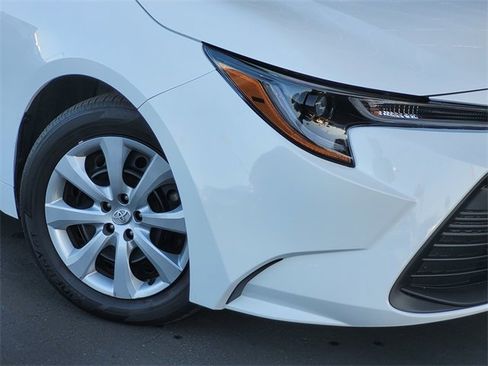 Used 2023 Toyota Corolla LE image 3