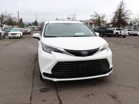 Certified 2023 Toyota Sienna LE image 3