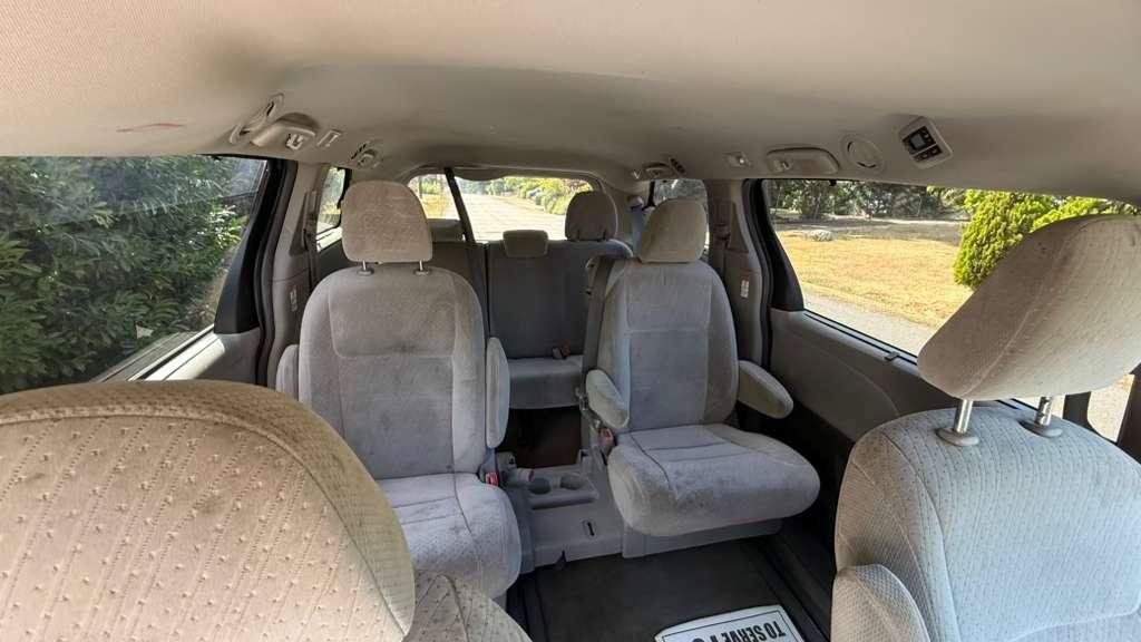 Used 2018 Toyota Sienna LE FWD image 2