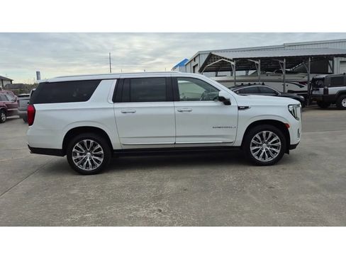 Certified 2022 GMC Yukon XL Denali w/ Denali Premium Package image 9