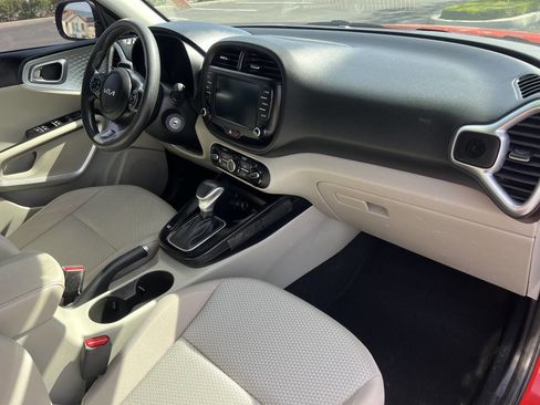 Used 2022 Kia Soul LX w/ Technology Package image 8