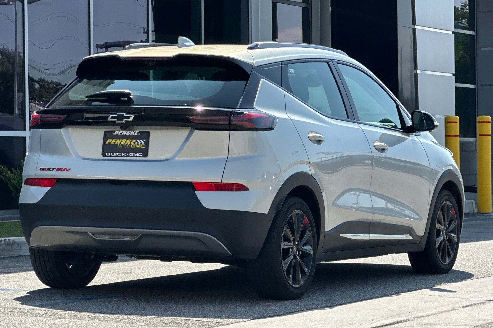Used 2023 Chevrolet Bolt EUV Premier w/ Sun & Sound Package FWD image 4