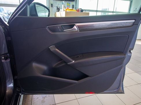 Used 2018 Volkswagen Passat 2.0T SE image 10